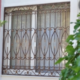 Кованные решетки надежно защищают окна
